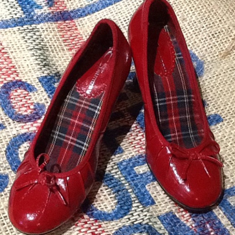 NWOT CL by Laundry 2" Heels